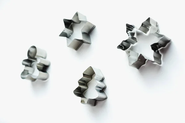 Beyaz arkaplandaki çerezler için metal biçimler 