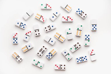 Beyaz arka planda domino taşları. Masa oyunları.