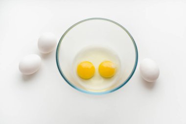 Bir kasede yumurta sarısı 