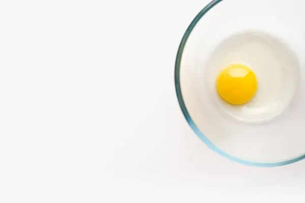 Bir kasede yumurta sarısı 