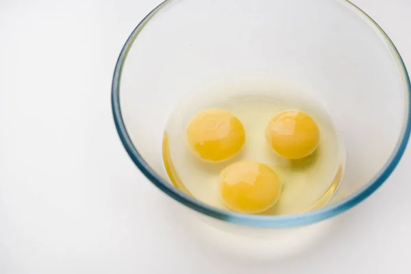 Bir kasede yumurta sarısı 