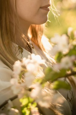 elma bahçesi kızbir dizüstü bilgisayarda oyun okuma çocuk 