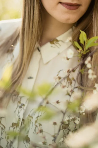 elma bahçesi kızbir dizüstü bilgisayarda oyun okuma çocuk 