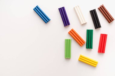 Beyaz bir arka plan üzerinde renkli hamuru