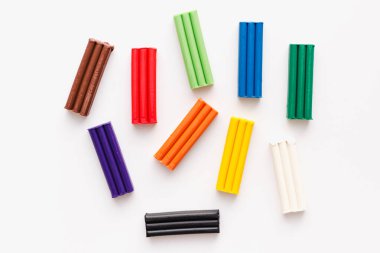 Beyaz bir arka plan üzerinde renkli hamuru