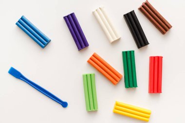 Beyaz bir arka plan üzerinde renkli hamuru