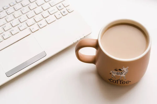 Laptop klavyeli kahve kupası. 