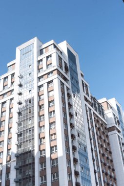 Çok katlı bir bina. İş merkezi binası. 