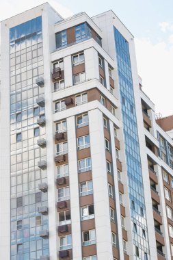 Çok katlı bir bina. İş merkezi binası. 