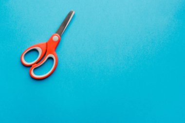 Kırmızı saplı kırtasiye makası 