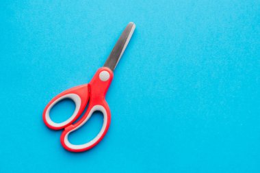 Kırmızı saplı kırtasiye makası 