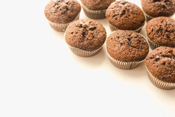 Chokladmuffins Vit Tallrik Konfektyrer — Stockfoto