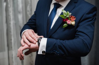 Mavi takım elbiseli damat. Ceketli adam..