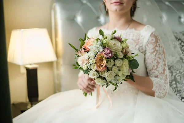 Gelinlik giymiş gelin. Bir buket çiçekli gelin..