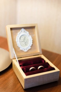 Evlilik yüzükleri kutuda. Gelin sabahı. 