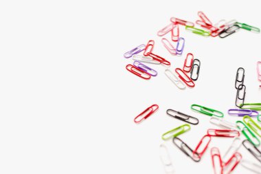 Beyaz arka planda renkli ataçlar. Kırtasiye. 