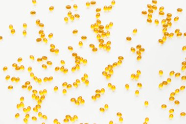 Beyaz arka planda d3 vitaminleri. Balık yağı.