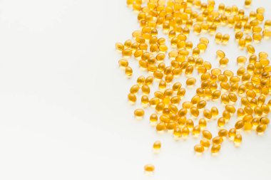 Beyaz arka planda d3 vitaminleri. Balık yağı.