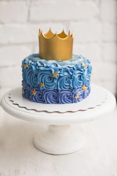 蓝色碎蛋糕 头戴皇冠 过生日 免版税图库照片