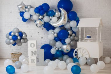 Oğlan için yıldızlı ve aylı doğum günü dekoru