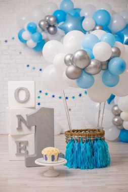 Birinci yaş günü partisi çocuğu için dekor.