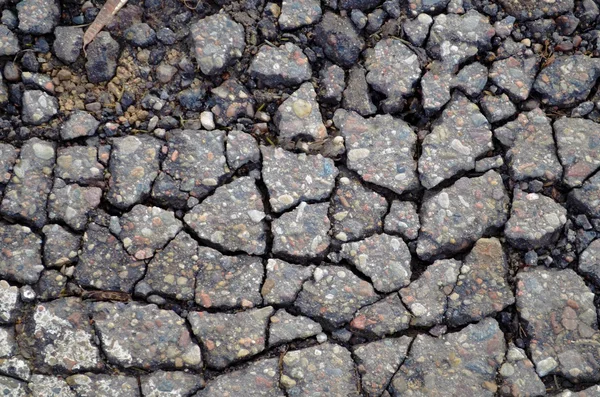 Tehlikeli kırık eski asfalt yol — Stok fotoğraf