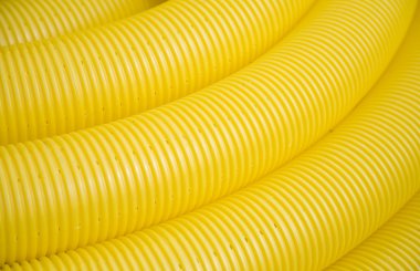 İnşaat alanı üzerine sarı boruları