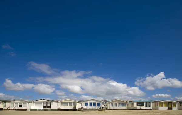 Chaty beachs z rzędu przez ijmuiden, Holandia — Zdjęcie stockowe