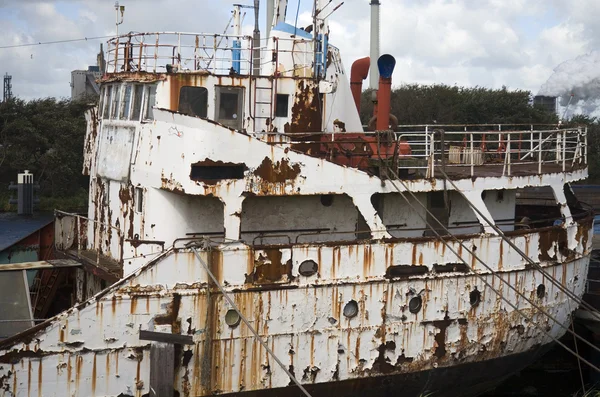 Заброшенное судно в гавани Эймёйдена, Нидерланды — стоковое фото