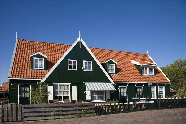Holzhaus auf der Insel Marken, Holland — Stockfoto