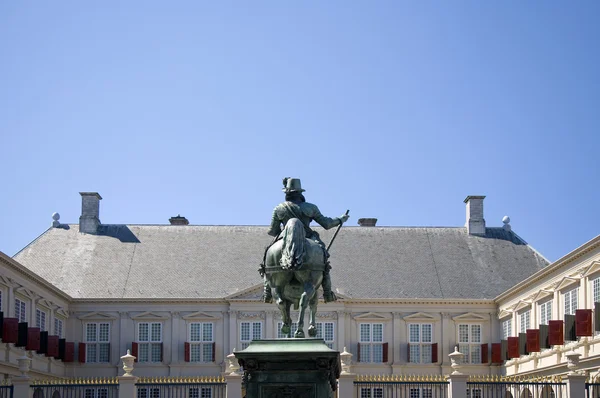 Statua davanti al palazzo della regina olandese all'Aia, Olanda — Foto Stock