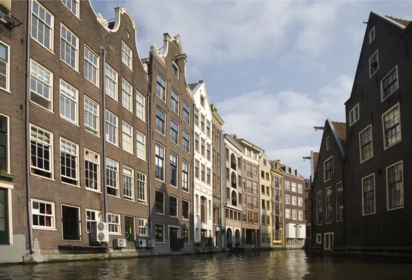 Canal house em Amsterdã, Países Baixos — Fotografia de Stock