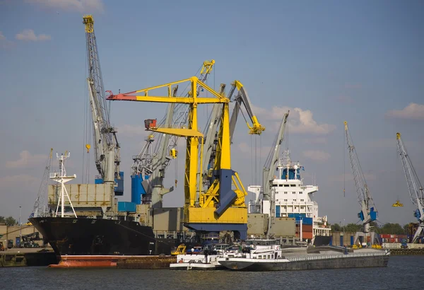 Containerskib i Rotterdam havn - Stock-foto