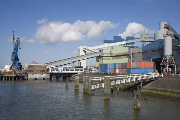 Fabryka w porcie w Rotterdamie — Zdjęcie stockowe