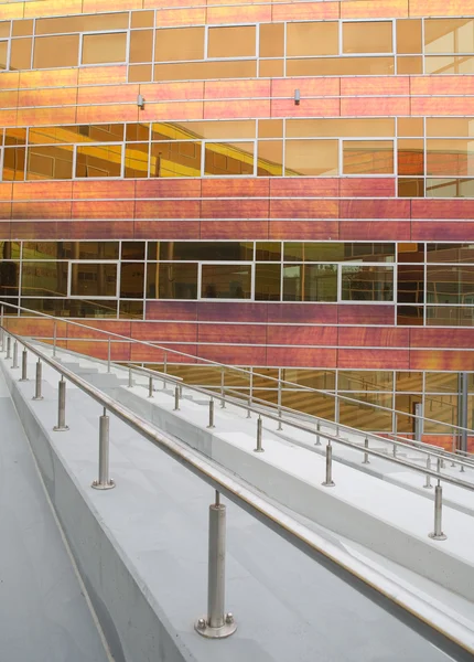 Glazen wand van het kantoorgebouw la defense, almere, holland — Stockfoto