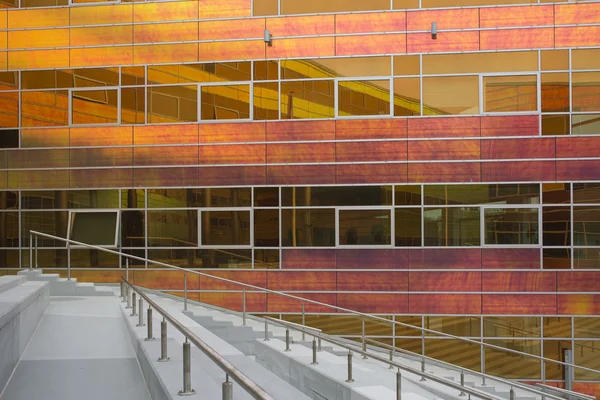 Скляною стіною адміністративної будівлі Ла-Дефанс, Алмере, Голландія — стокове фото