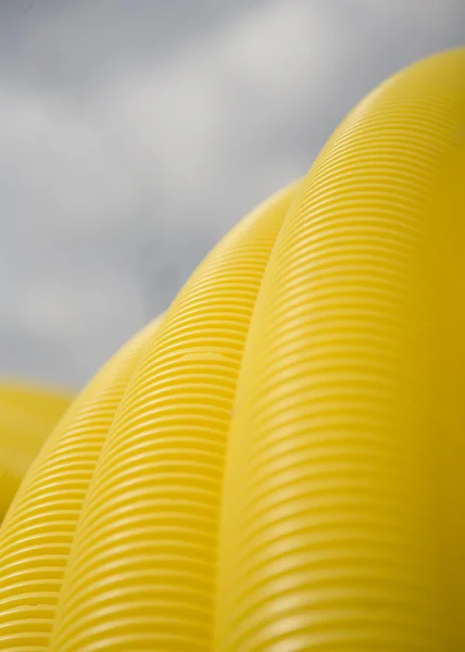 Gele buizen op een bouwplaats — Stockfoto