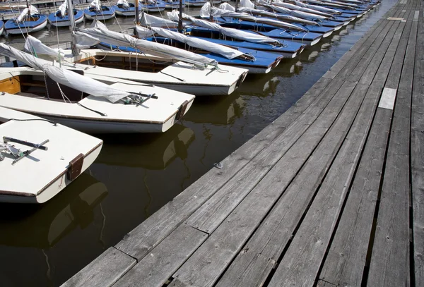 Wiele niebieski żaglówek i jachtów w marinie — Zdjęcie stockowe