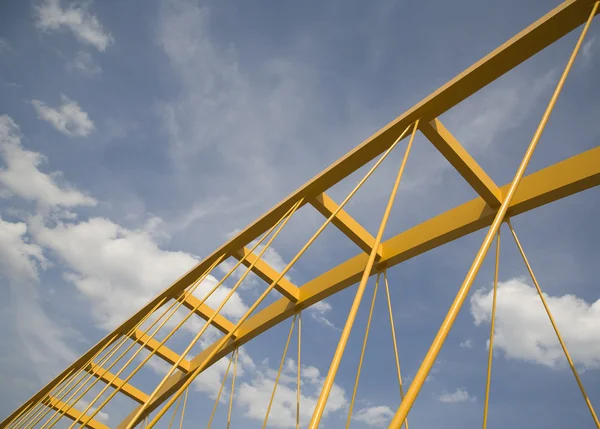 Puente amarillo que cruza el canal Amsterdam-Rijn en Utrecht, Holanda — Foto de Stock