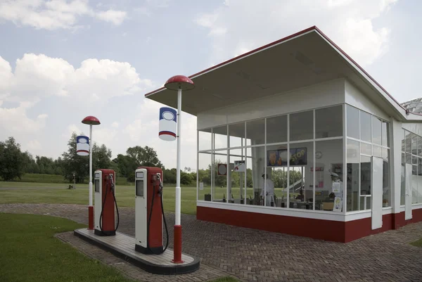 Traditionel tankstation designet af den berømte hollandske arkitekt Willem Dudok - Stock-foto