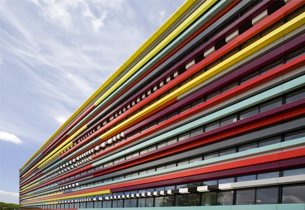 La colorida fachada de un edificio del Hogeschool de Utrecht — Foto de Stock