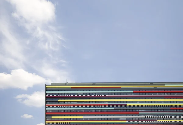 De kleurrijke fasade van een gebouw van de hogeschool van utrecht — Stockfoto