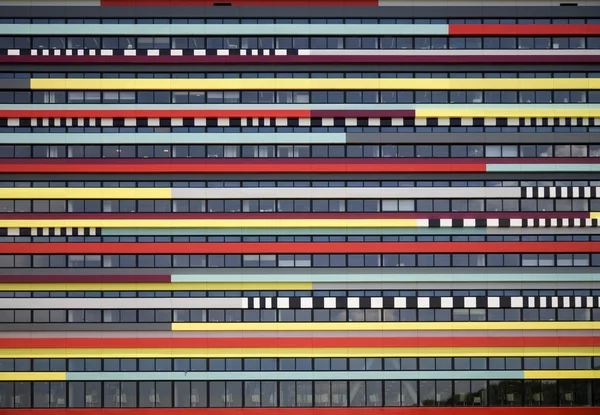 Le fasade coloré d'un bâtiment de l'Hogeschool d'Utrecht — Photo