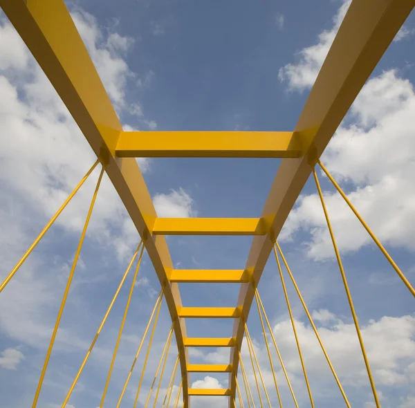 Ponte amarela atravessando o canal Amsterdam-Rijn em Utrecht, Holanda — Fotografia de Stock