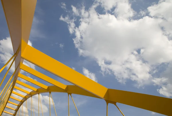 Pont jaune traversant le canal Amsterdam-Rijn à Utrecht, Hollande — Photo