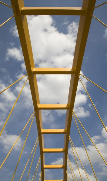 Pont jaune traversant le canal Amsterdam-Rijn à Utrecht, Hollande — Photo