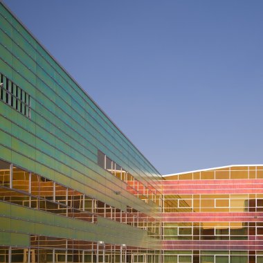 Cam duvar ile bir ofis binası, almere, Hollanda