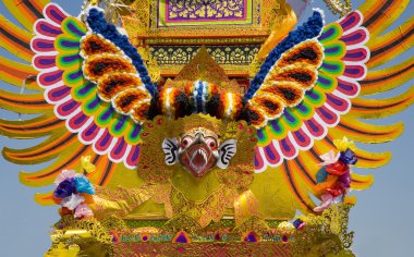 Bali dili kremasyon kule bir törenle