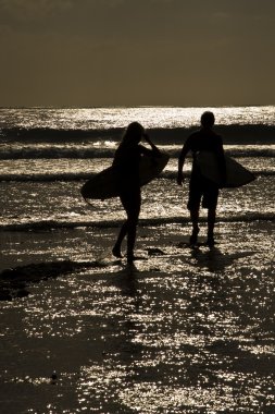 uluwatu beach, bali günbatımında Surfers