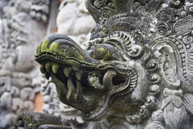 geleneksel taş oyma bir tapınak Bali